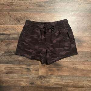 Athleta Farallon Camo Shorts in Black Olive Size 0